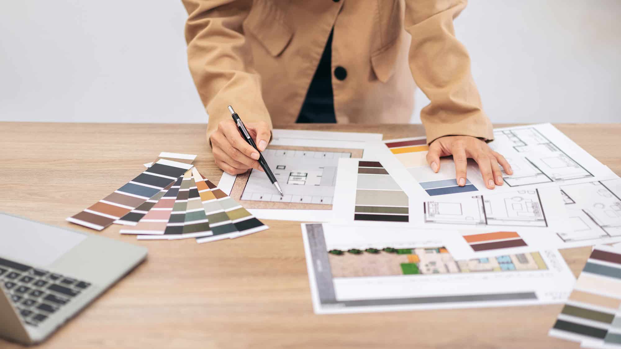 interior-designerin-bei-der-arbeit